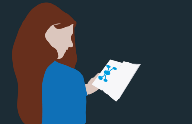 Eine junge Frau hält ein geöffnetes Buch in einer Hand. Auf der linken Buchhälfte ist ein Mindmap eingezeichnet.