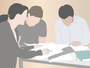 Eine Lerngruppe sitzt um einen Tisch über Ihren Unterlagen.