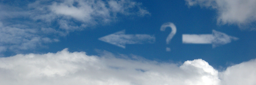 Wolkenbild mit stilisiertem Fragezeichen und Pfeilen in verschiedene Richtungen