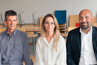 Gruppenbild mit Dipl.-Kfm. Andreas Schmidt vom Career Service Wirtschaft, Absolventin Nina Nalewajska und Studiengangkoordinator Prof. Dr. Micheal Toth