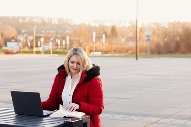 Studierende vor der FH Bielefeld