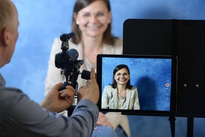 Foto: eine Mitarbeiterin der Studienberatung wird für ein Erklärvideo gefilmt