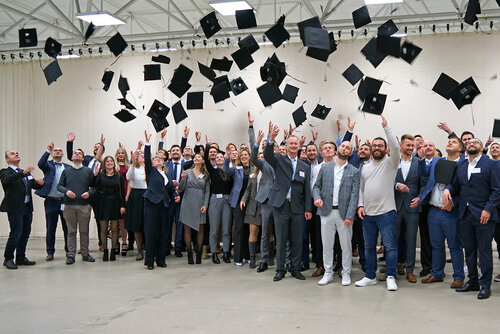 Und da flogen die Hüte: Gruppenbild der Absolventinnen und Absolventen der Verbundstudiengänge Wirtschaftsingenieurwesen in der BlueBox der Hochschule Bochum. 