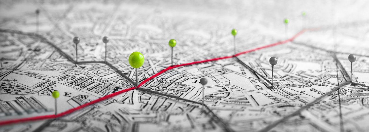 Schematische Straßenkarte mit einem roten Faden, der den Weg durch die Stadt markiert.