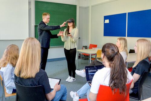 Studierende erproben eine VR-Brille