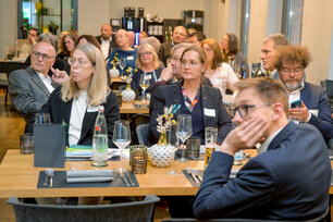 Lehrende im Verbundstudium folgen interessiert dem Podiumsgespräch