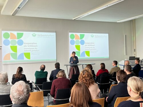 Foto:Prof. Dr. Staude hält einen Vortrag vor voll besetztem Auditorium 