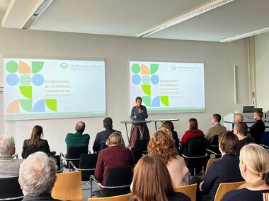 Foto:Prof. Dr. Staude hält einen Vortrag vor voll besetztem Auditorium 