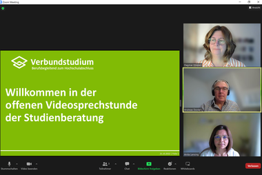 Screenshot von Zoom mit einer Präsentationsfolie und den Videofenstern der drei Studienberater*innen
