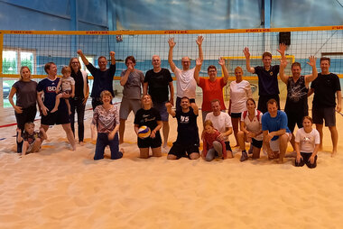 Gruppenfoto mit den Teilnehmer*innen des Volleyballturniers