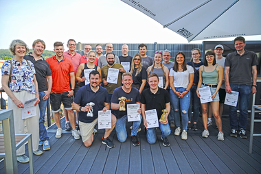 Gruppenfoto der Exkursionsteilnehmer*innen mit Urkunden