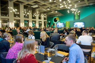 Stimmungsvolles Ambiente im gut gefüllten Saal 