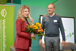Herr Prof. Dr. Schuster bedankt sich bei der Moderatorin Frau Wieseler mit einem Blumenstrauss